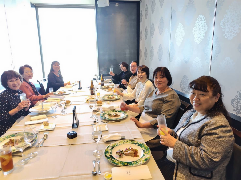 お世話になった皆さんとの食事風景